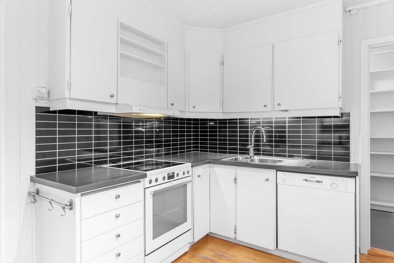 Kjøkkenet er innredet med mekanisk avtrekksvifte over stekesonen og opplegg for oppvaskmaskin. Galleribilde