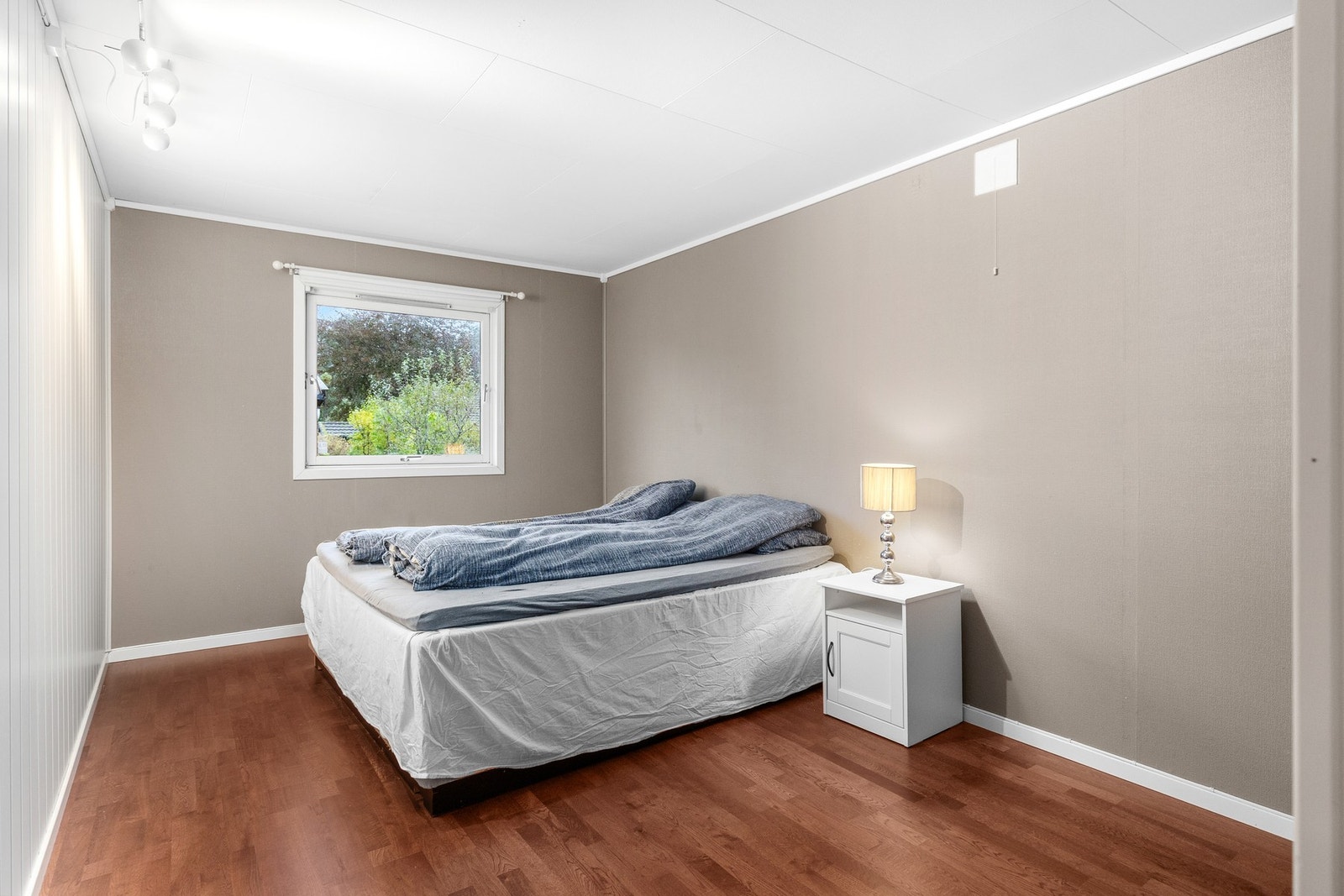 Romslig soverom på 12,5 kvm. Galleribilde