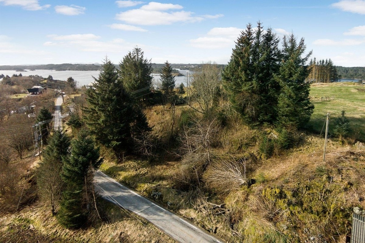 Kollektiv forbindelser til knarvik fra Kaland eller Mastrevik torg: ca 10 min fra eiendommen Galleribilde