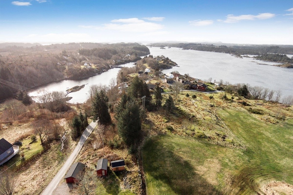 Eiendommen befinner seg innen en kort kjøretur til de fleste service og fritidstilbud i området Galleribilde