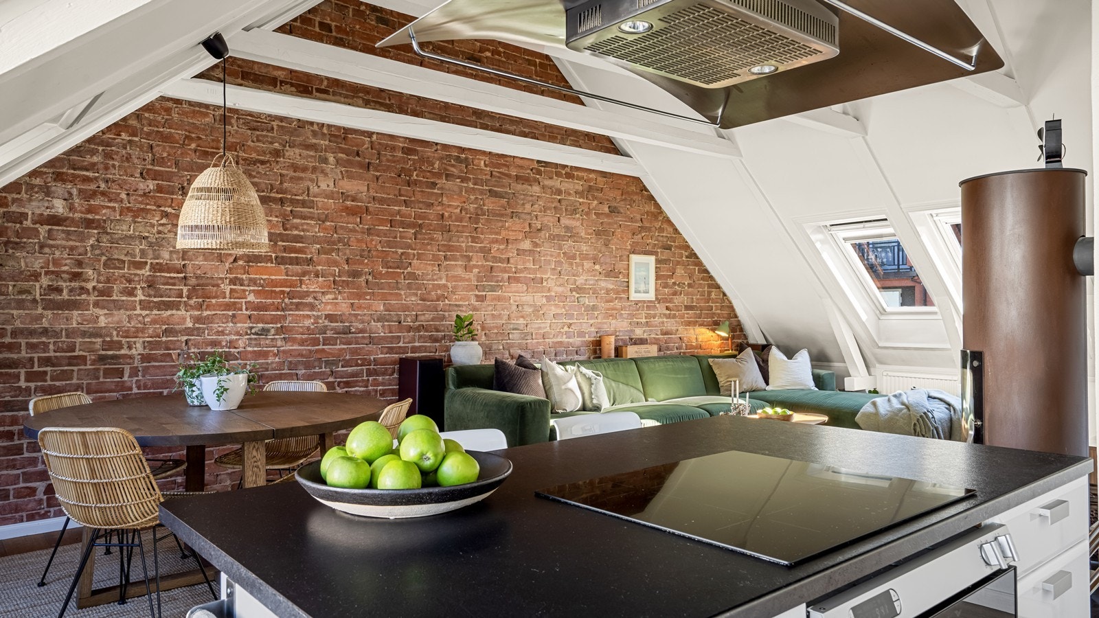 som denne teglsteinsveggen og takhøyden i stuen Galleribilde