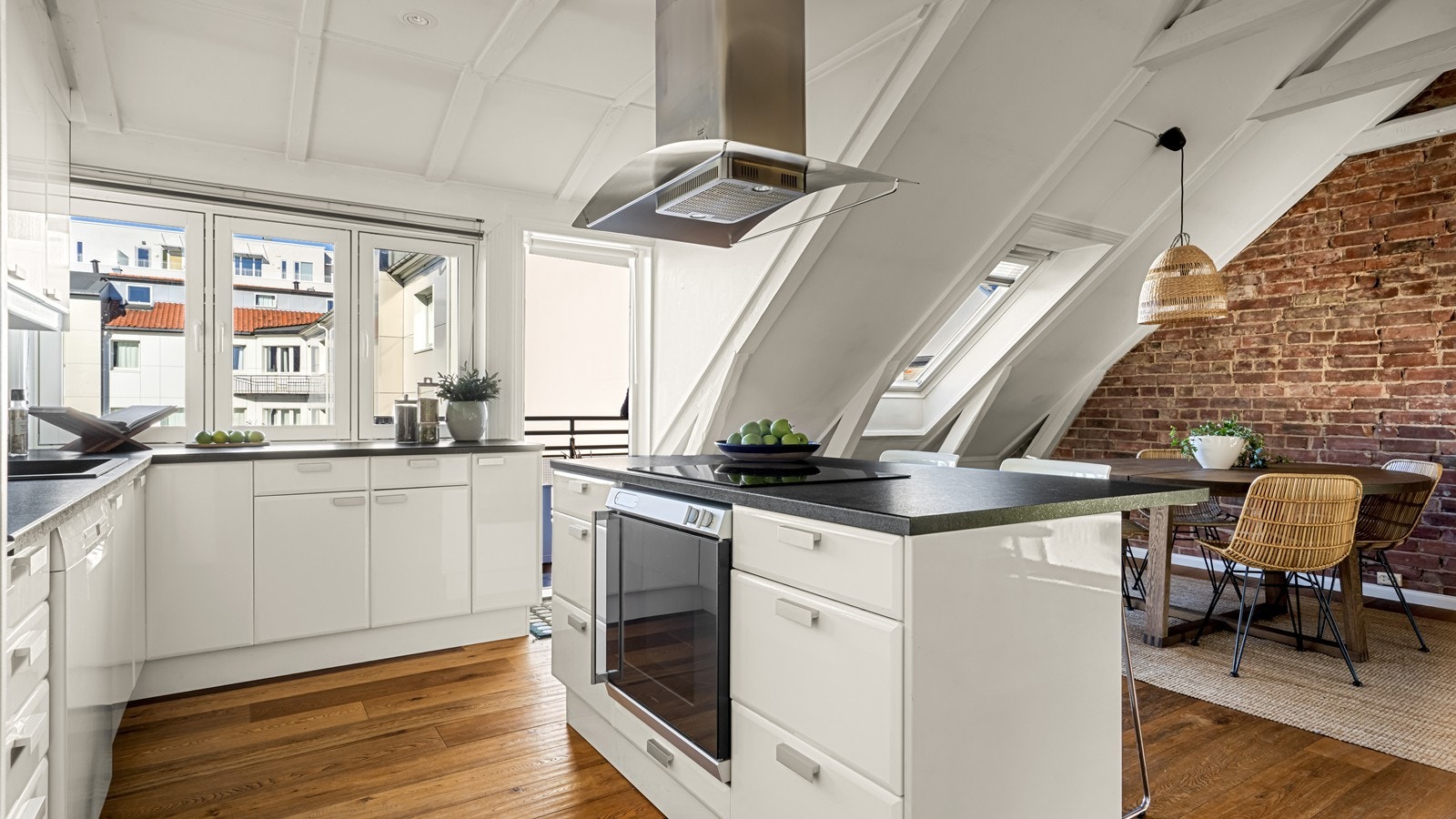 Innholdsrikt kjøkken med stekeovn fra Gaggenau Galleribilde