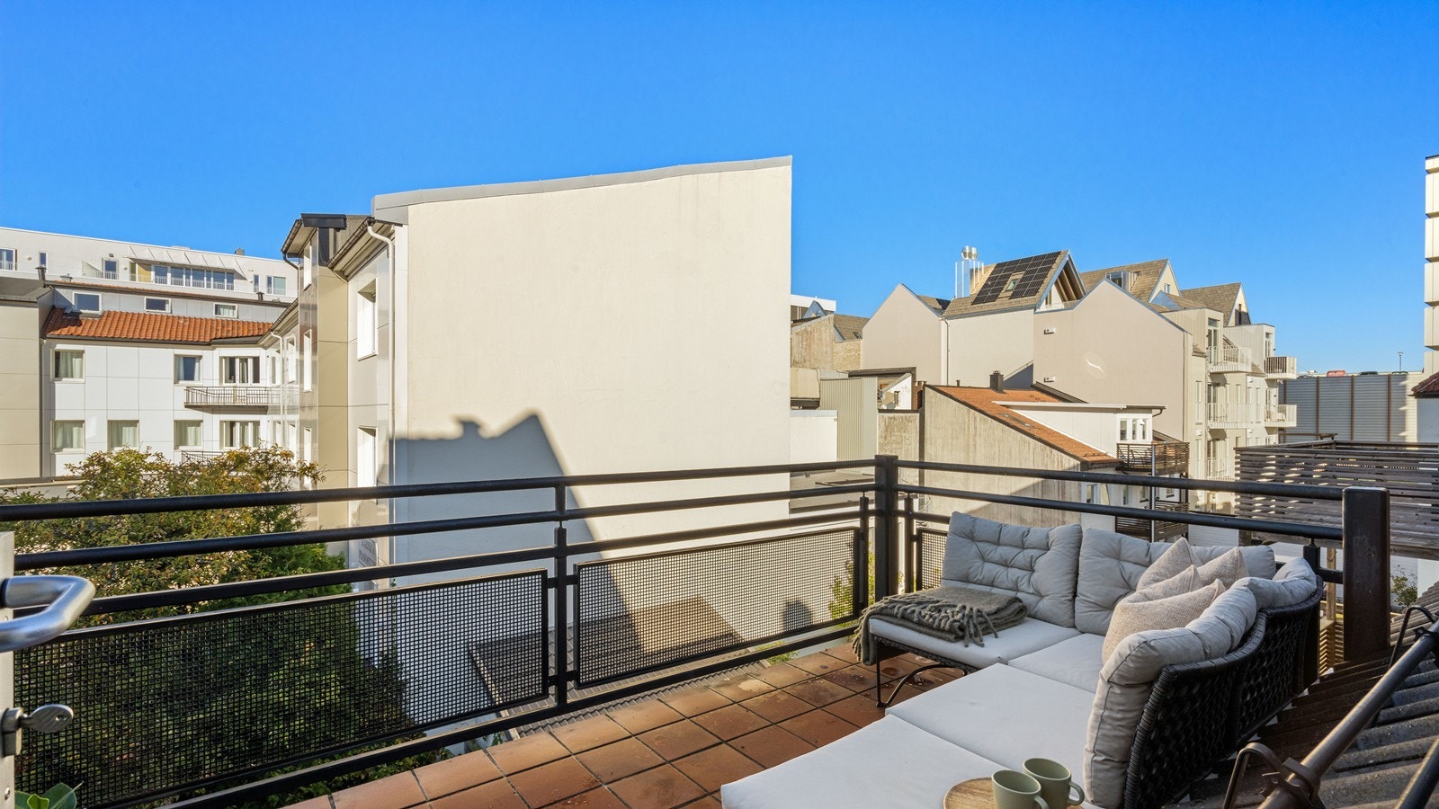 Balkong med kveldssol Galleribilde