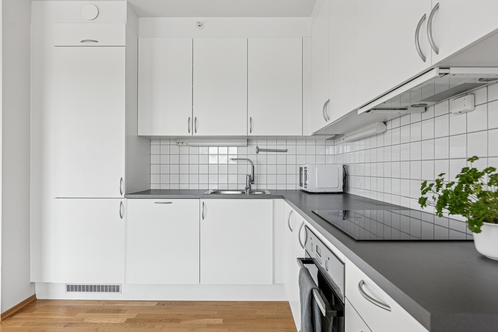 Praktiske overskap som går opp til taket. Galleribilde