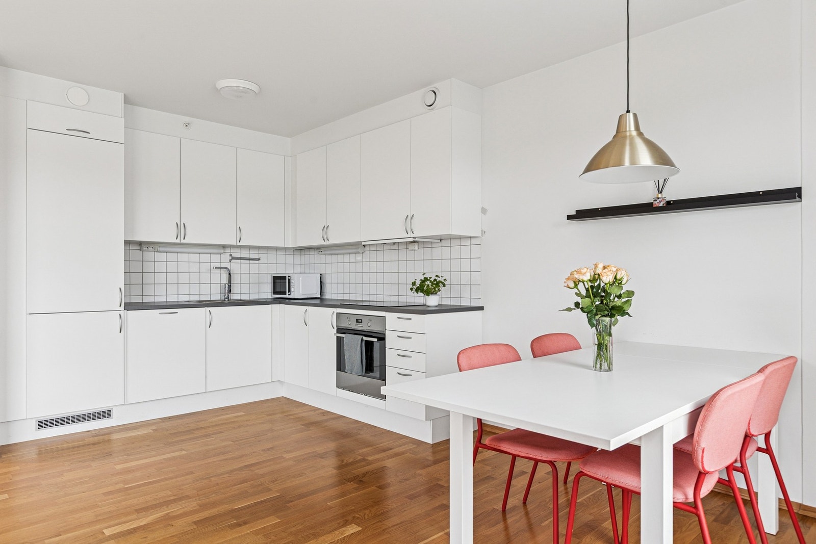 Ved kjøkkenet er det plass til en stor spisegruppe. Galleribilde