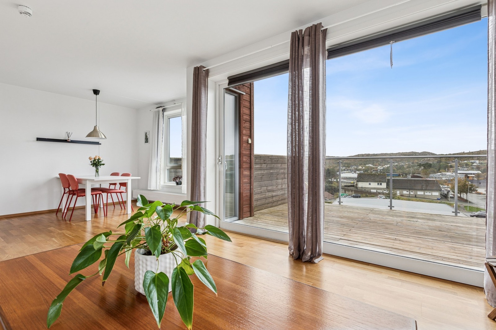 Store vindusflater som slipper inn godt med naturlig lys. Utgang til en stor balkong. Galleribilde