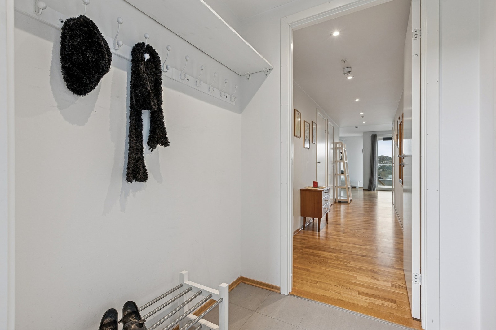 Lys og god entrè. Her er det også en praktisk tilgang til bod. Galleribilde