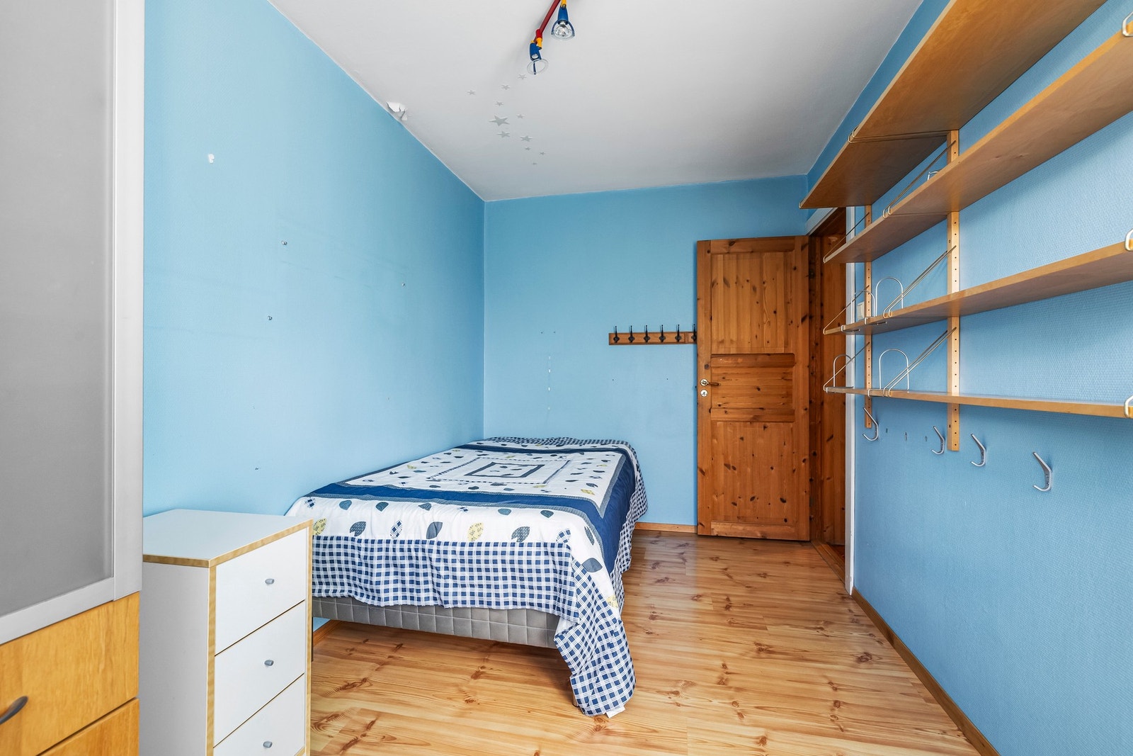 Soverom 2 er av god størrelse med plass til dobbeltseng og garderobeskap. Galleribilde