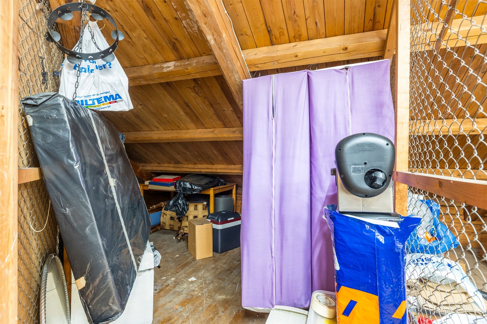 Loftsbod målt til 3 kvm (10 kvm gulvareal). Galleribilde