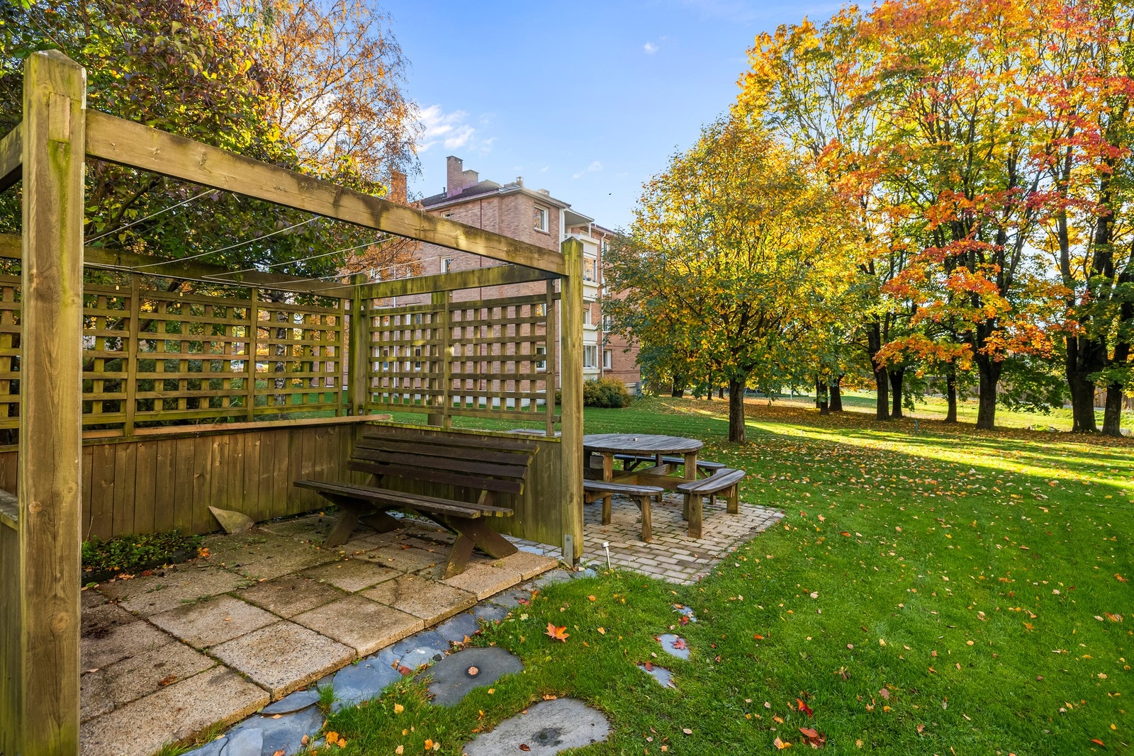 Hyggelige fellesområder med sittegrupper og beplantning. Galleribilde
