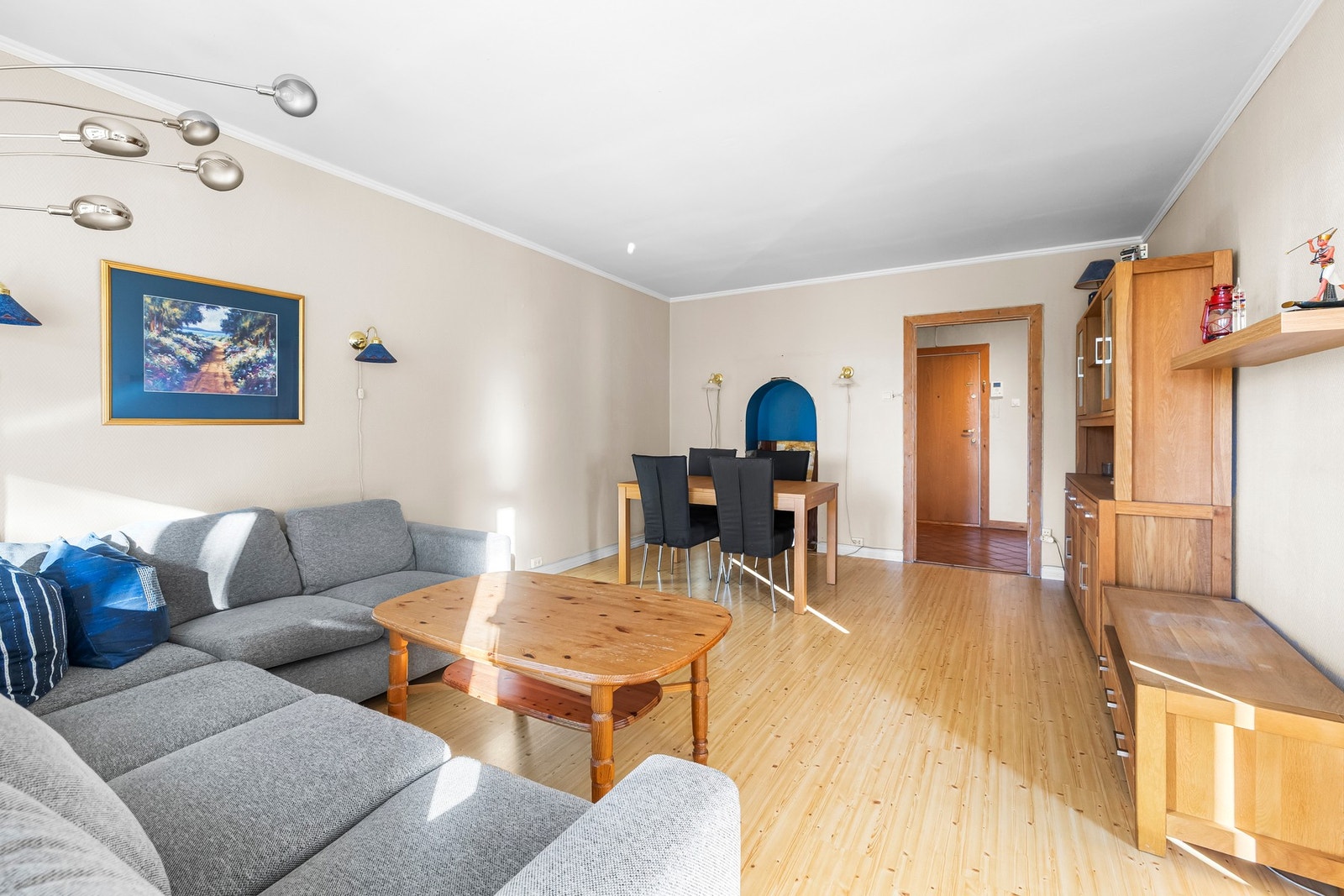 Lys stue som er enkel å møblere. Galleribilde