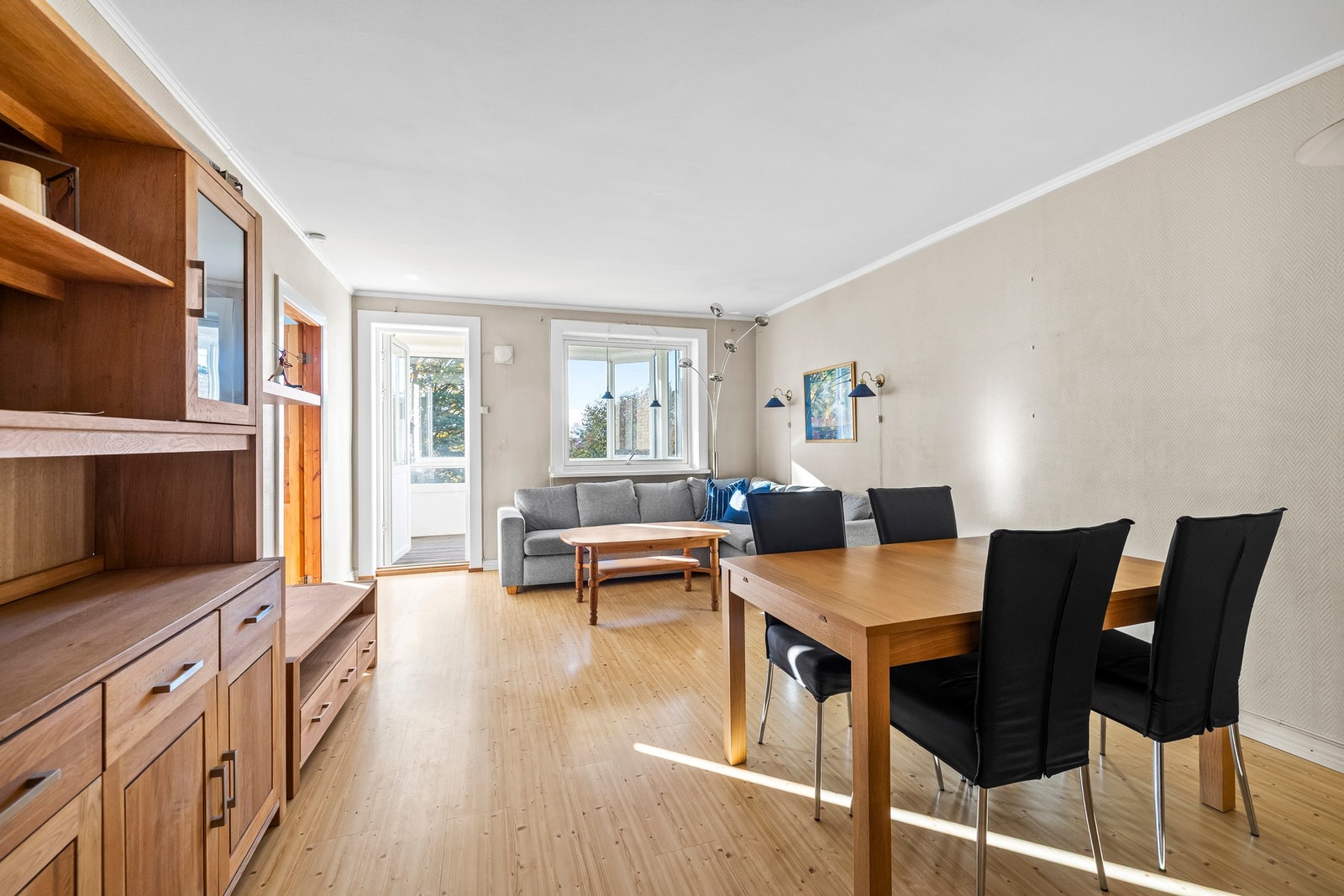 En stor 3-roms leilighet med innglasset balkong, 3 boder og gode solforhold! Galleribilde