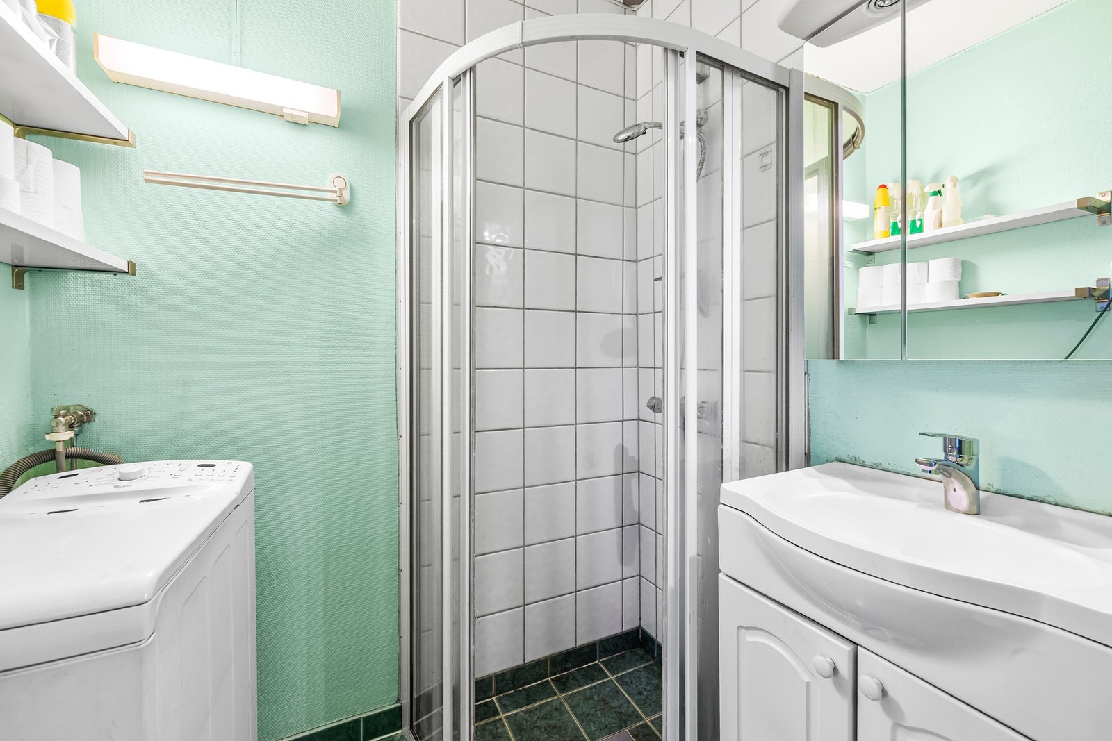 Opplegg for vaskemaskin, servant med skap, dusj og toalett. Galleribilde