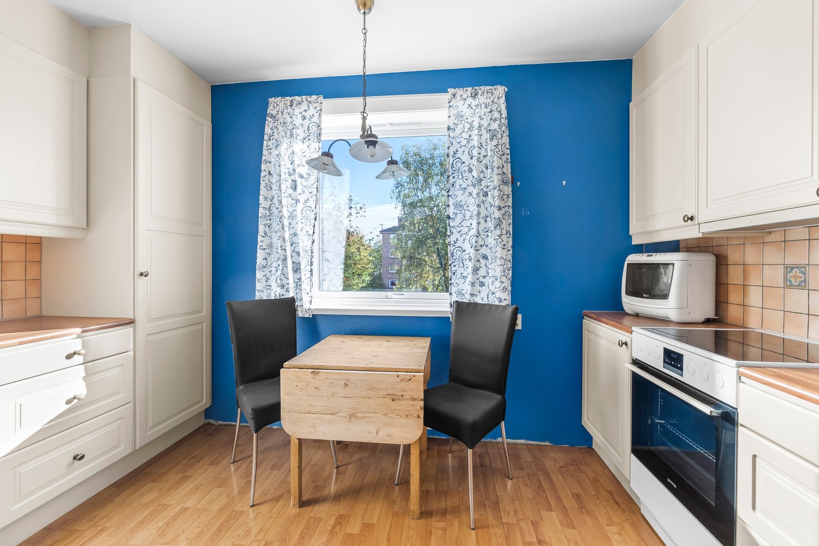 Koselig spiseplass ved kjøkkenet hvor man kan nyte morgenkaffen. Galleribilde