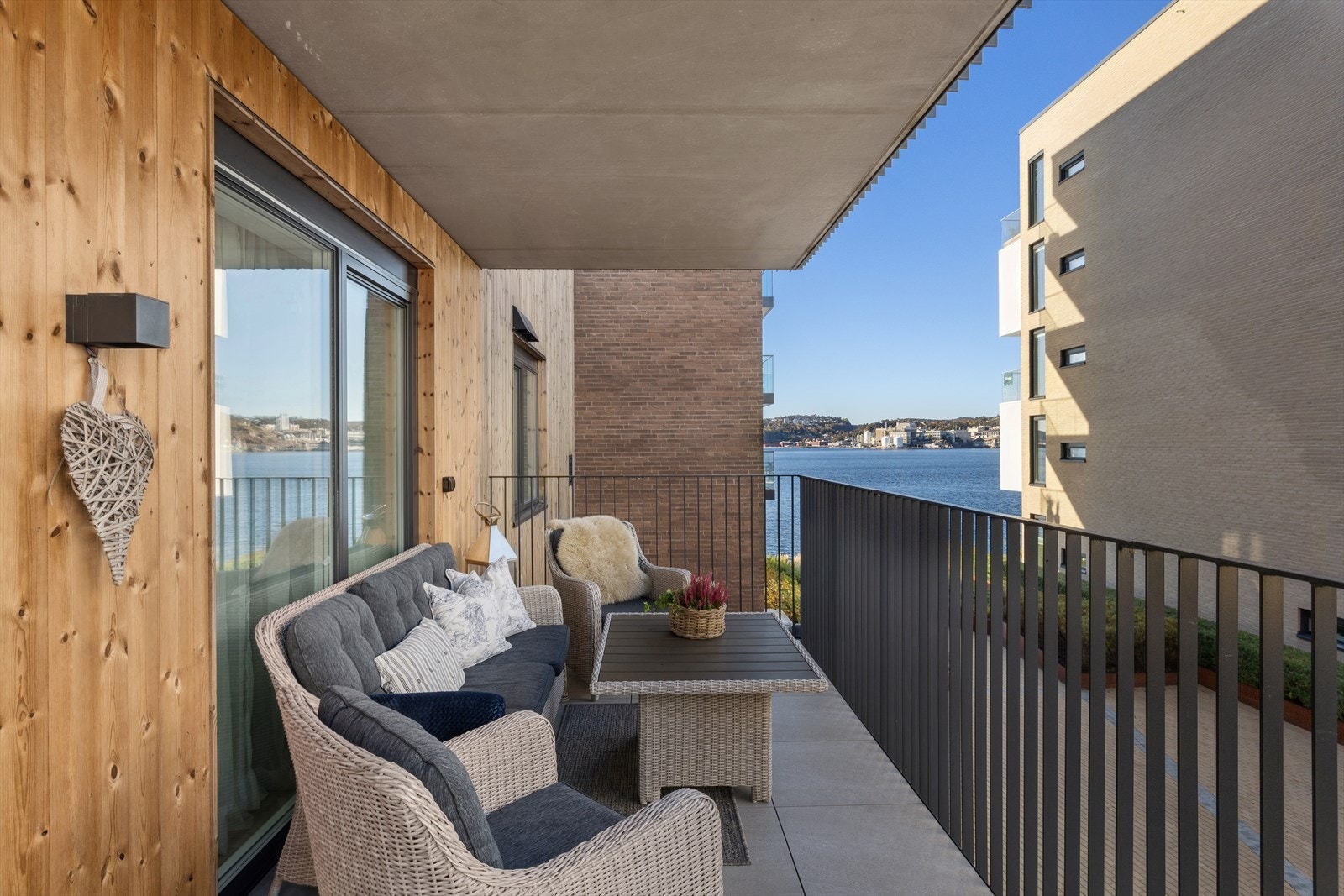 Fra begge balkongene kan du nyte utsikten over de velstelte fellesarealene og sjøen. Galleribilde