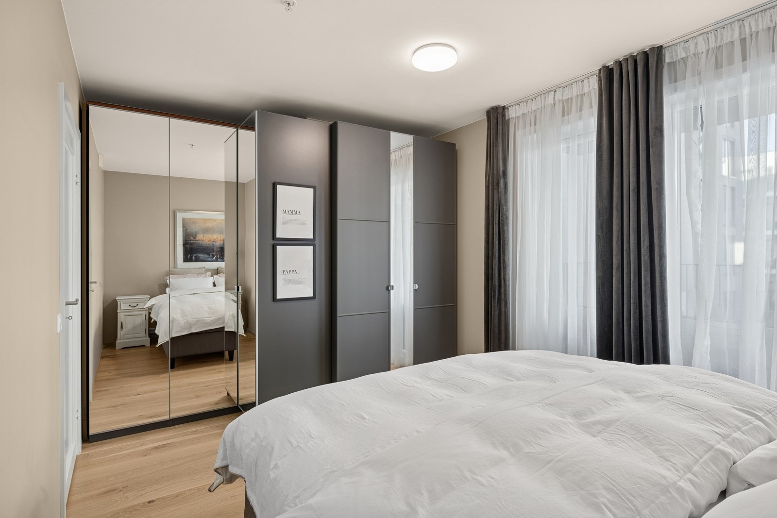 Hovedsoverommet er romslig, med plass til dobbeltseng og nattbord, og er utstyrt med garderobeskap. Galleribilde