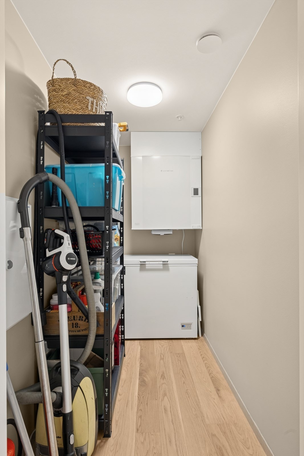 Leiligheten har en innvendig bod samt en tilhørende ekstern bod på ca. 7 kvm i byggets kjelleretasje - praktisk for ekstra oppbevaring. Galleribilde