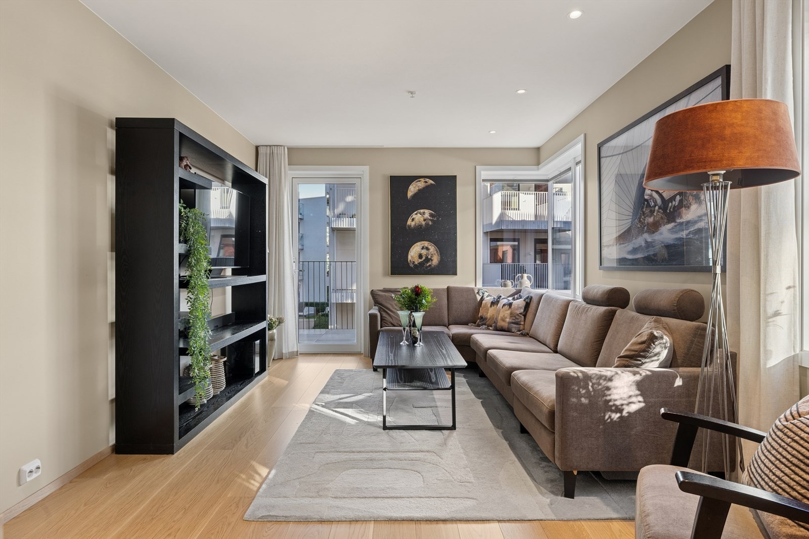 Den lyse stuen har god plass til sofagruppe og medialøsning. Galleribilde