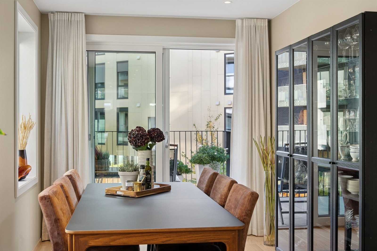 Her er det plass til en stor spisegruppe hvor venner og familie kan samles. Galleribilde