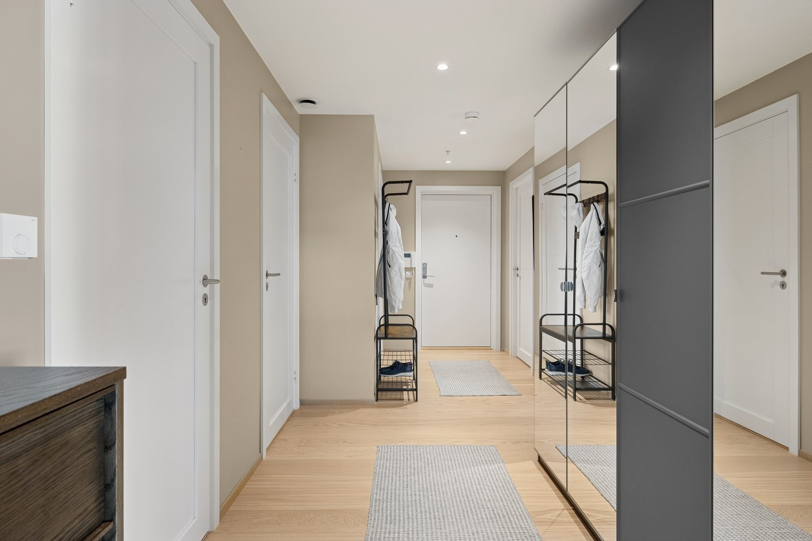 Det er vannbåren gulvvarme i stue/kjøkken, bad, toalett og gang. Galleribilde