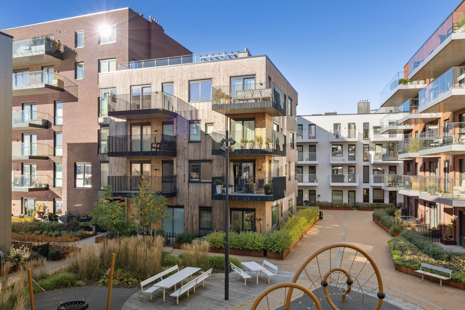 Leiligheten holder en gjennomgående moderne standard ihht. materialvalg og planløsning - så her kan du flytte rett inn! Galleribilde