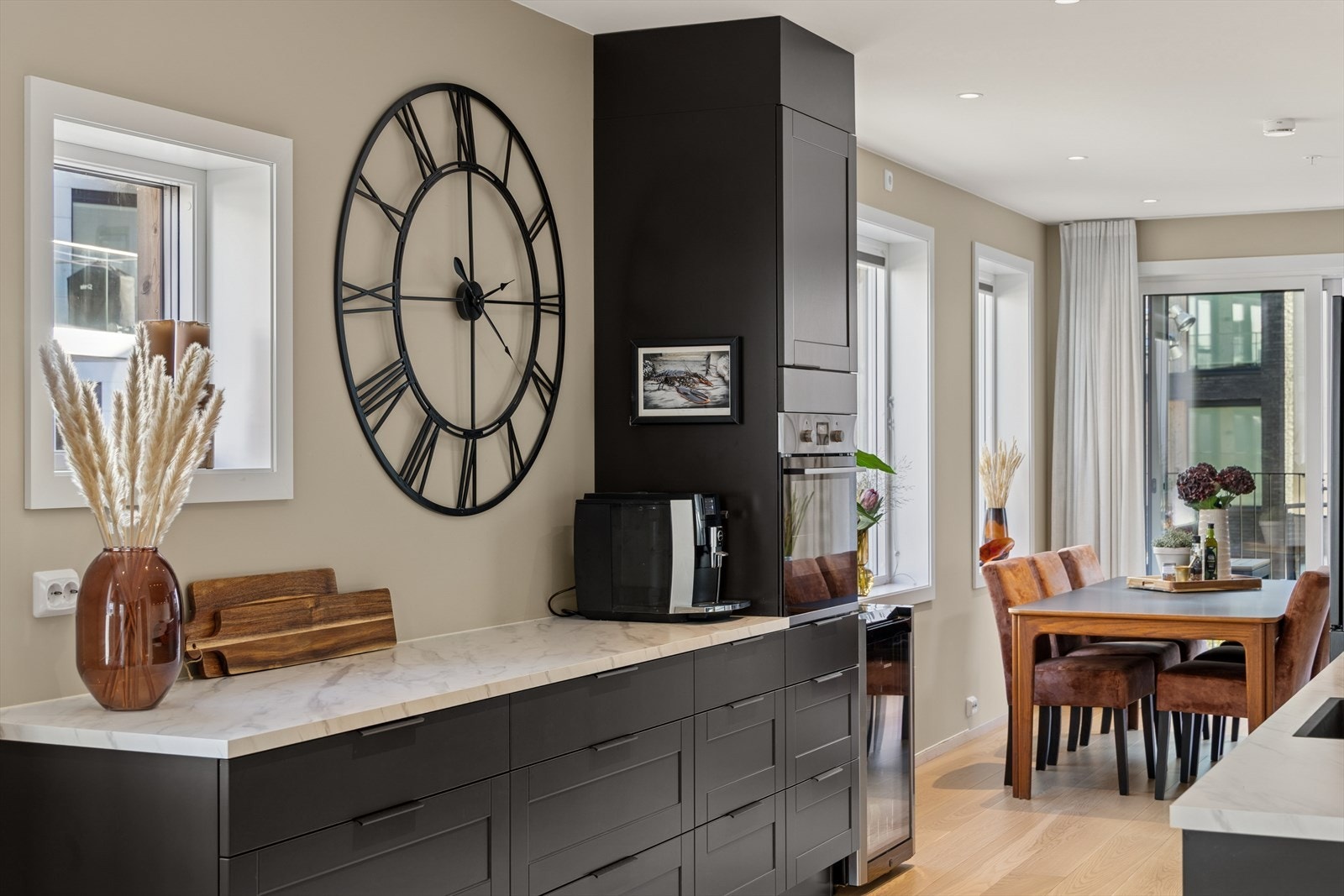 Det er levert av kvalitetsleverandøren Strai, og har en praktisk utforming med godt med skap- og benkeplass. Galleribilde