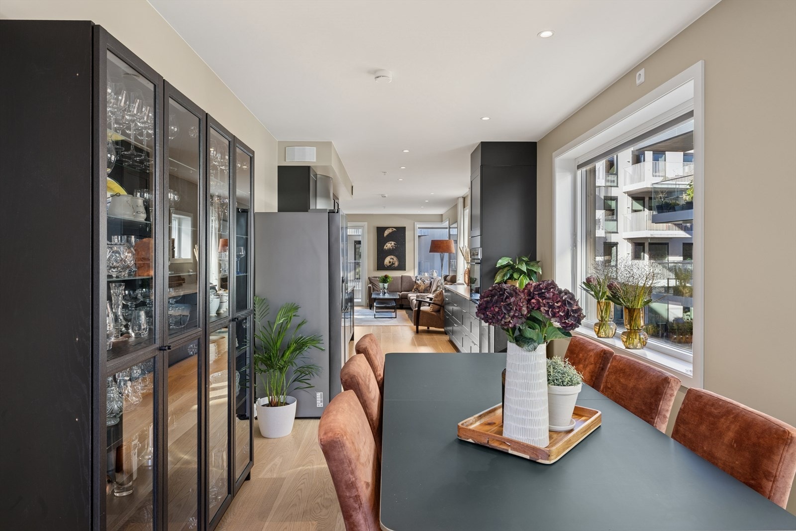 Det er parkett på gulv og downlights i himling. Galleribilde