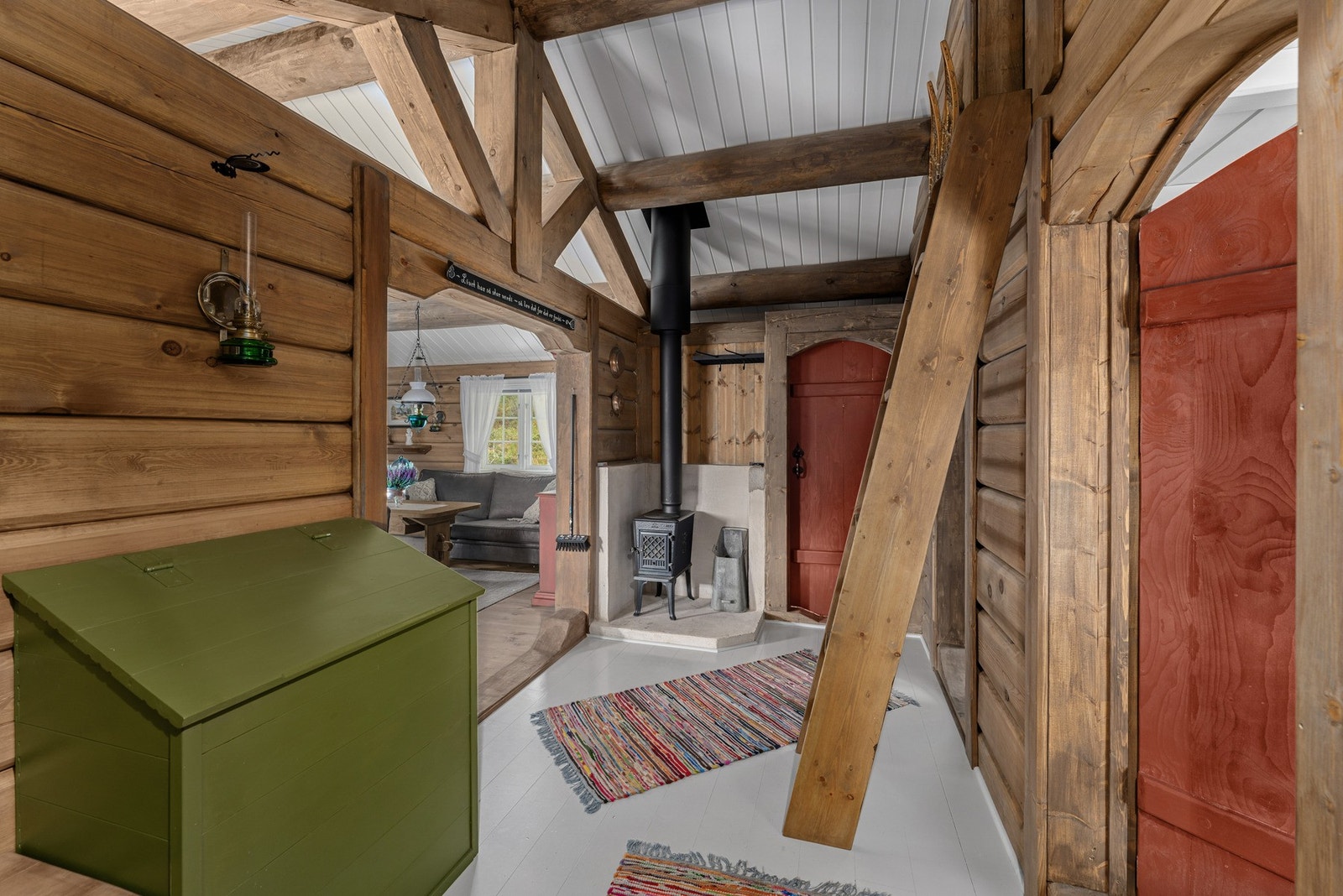 I entreen blir du møtt med naturlige tømmervegger og varme detaljer som skaper en lun og autentisk fjellstemning. Her er inverter og sikringsskap til solcelleanlegget plassert, og batteriene er skjult i en praktisk kasse. Galleribilde