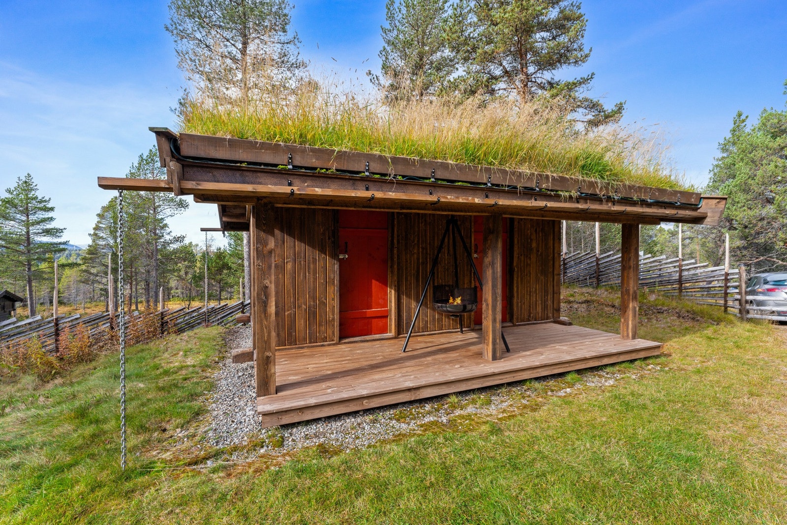 Uthuset byr på to boder med god plass til oppbevaring. Galleribilde