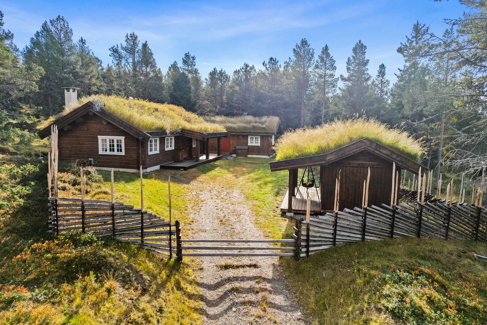 Hytta ligger i et stille og solrikt område på Kvam i Innlandet, omgitt av vakker natur og friarealer. Tomten på 1 790 m² er delvis opparbeidet med plen og beplantning, og har gode solforhold både sommer og vinter. Galleribilde