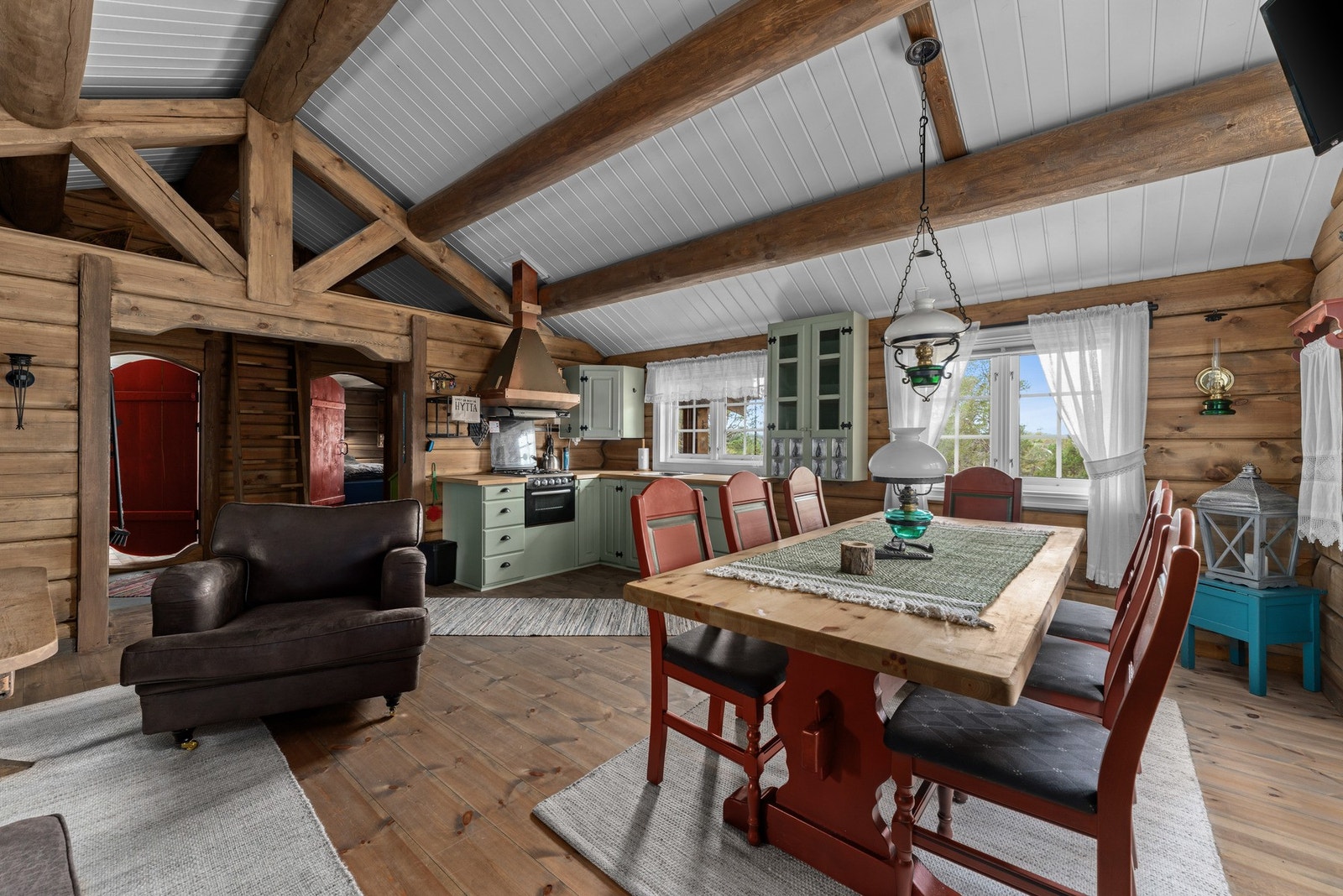 Store vinduer slipper inn godt med lys og rammer inn naturen utenfor. Galleribilde