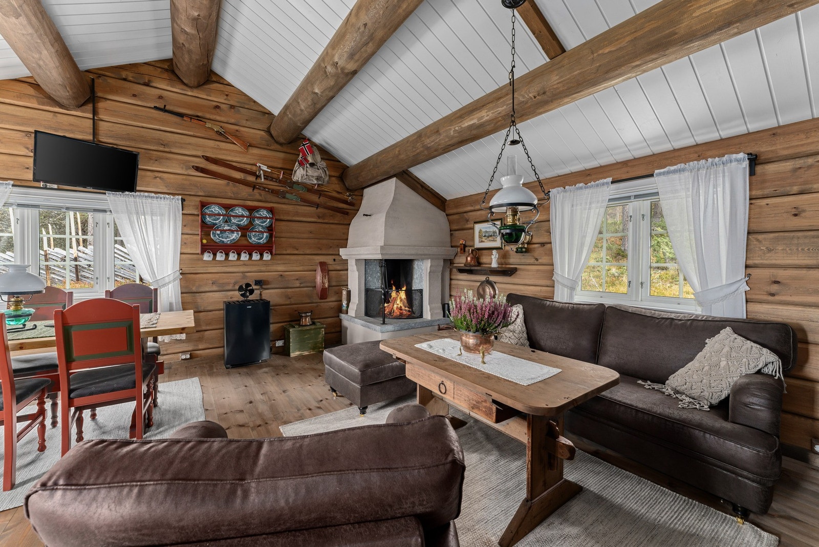 En stor peis med støpt omramming gir både varme og sjel til rommet, mens Wallas-ovnen gir deg mulighet til å varme opp hytta før ankomst. Galleribilde