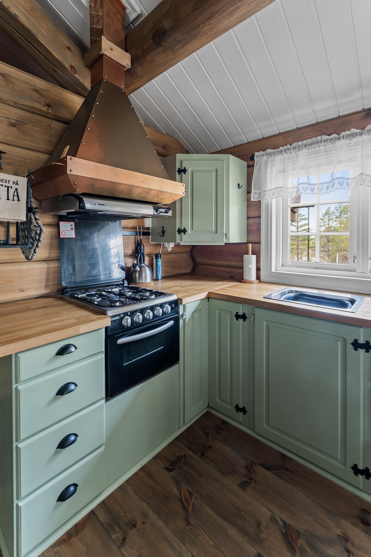 Det er god skapplass, både i under- og overskap, og praktiske løsninger med moderne gasskomfyr og vask uten kran under vinduet. Galleribilde