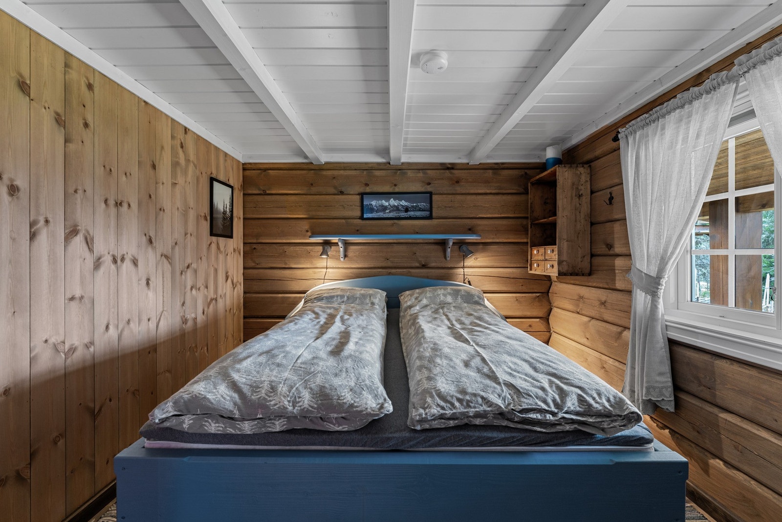 Synlige tømmervegger gir det lune hyttepreget, og gode vinduer slipper inn naturlig lys. Galleribilde