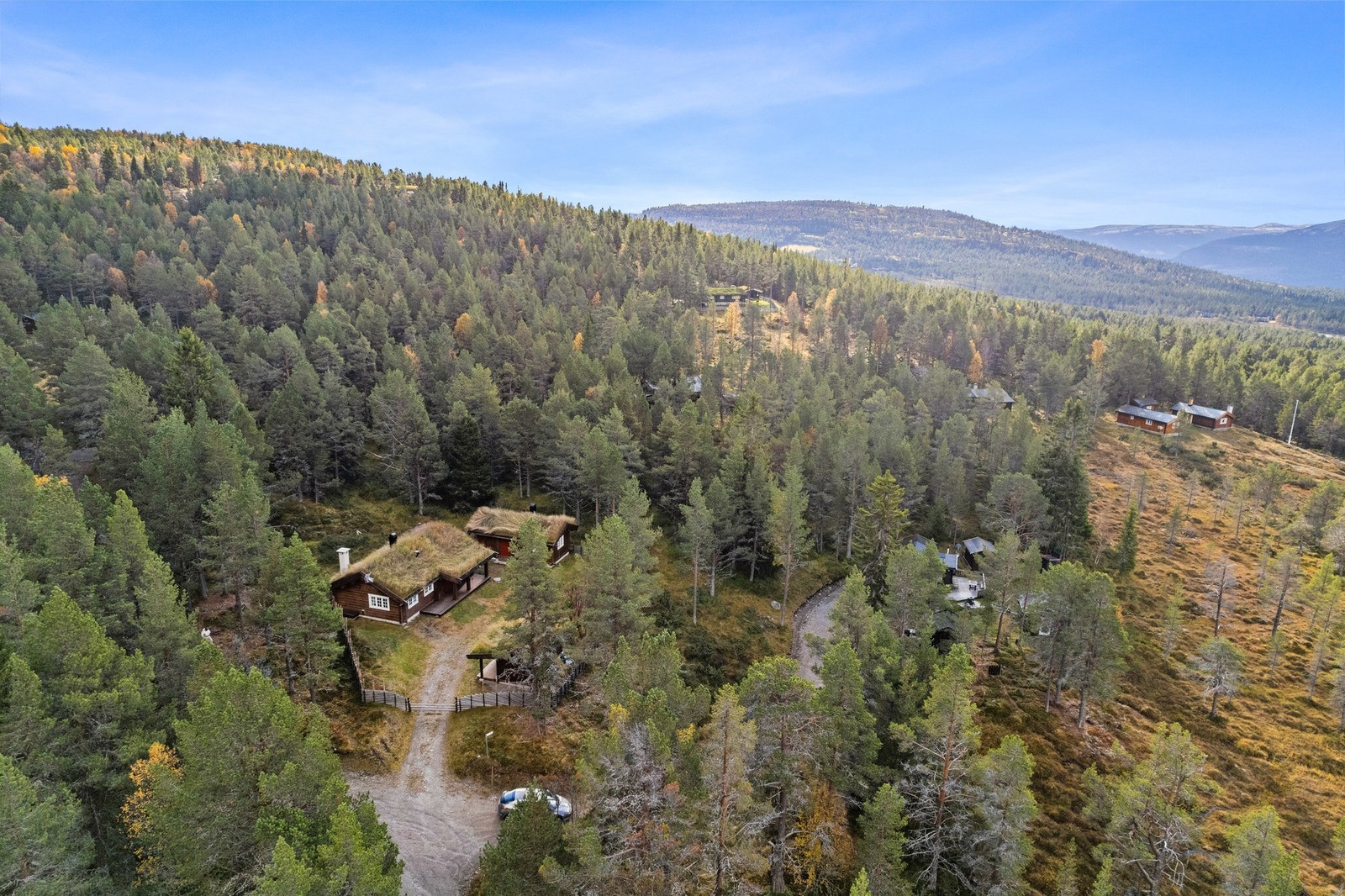 Enten du ønsker stillhet og rekreasjon eller aktive dager på fjellet, finner du det her. Fra hyttas uteområde kan du nyte solen, utsikten og et rikt dyreliv rett utenfor døren - en harmonisk balanse mellom komfort og villmark. Galleribilde