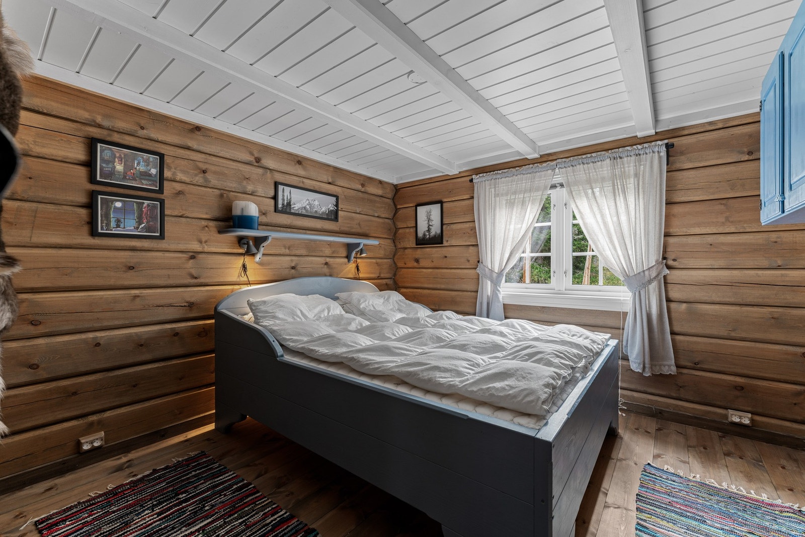 Hytta har to gode soverom med innredet med dobbeltseng på begge rom i dag. Galleribilde