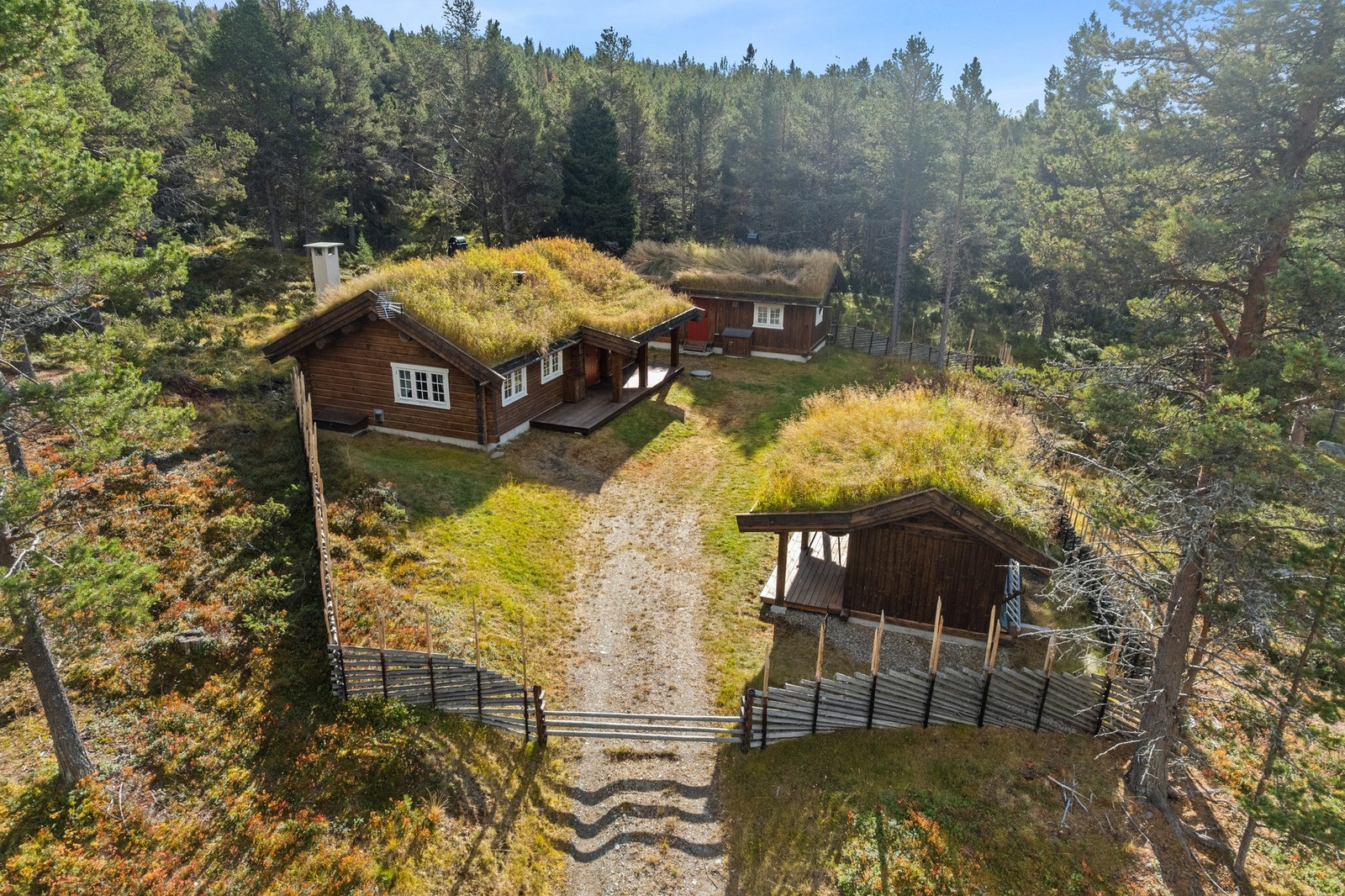 PrivatMegleren Lillehammer v/ Pernille Enger Lunn har gleden av å presentere dette sjarmerende og gjennomførte hyttetunet i Sukkertoppråket 32! Galleribilde