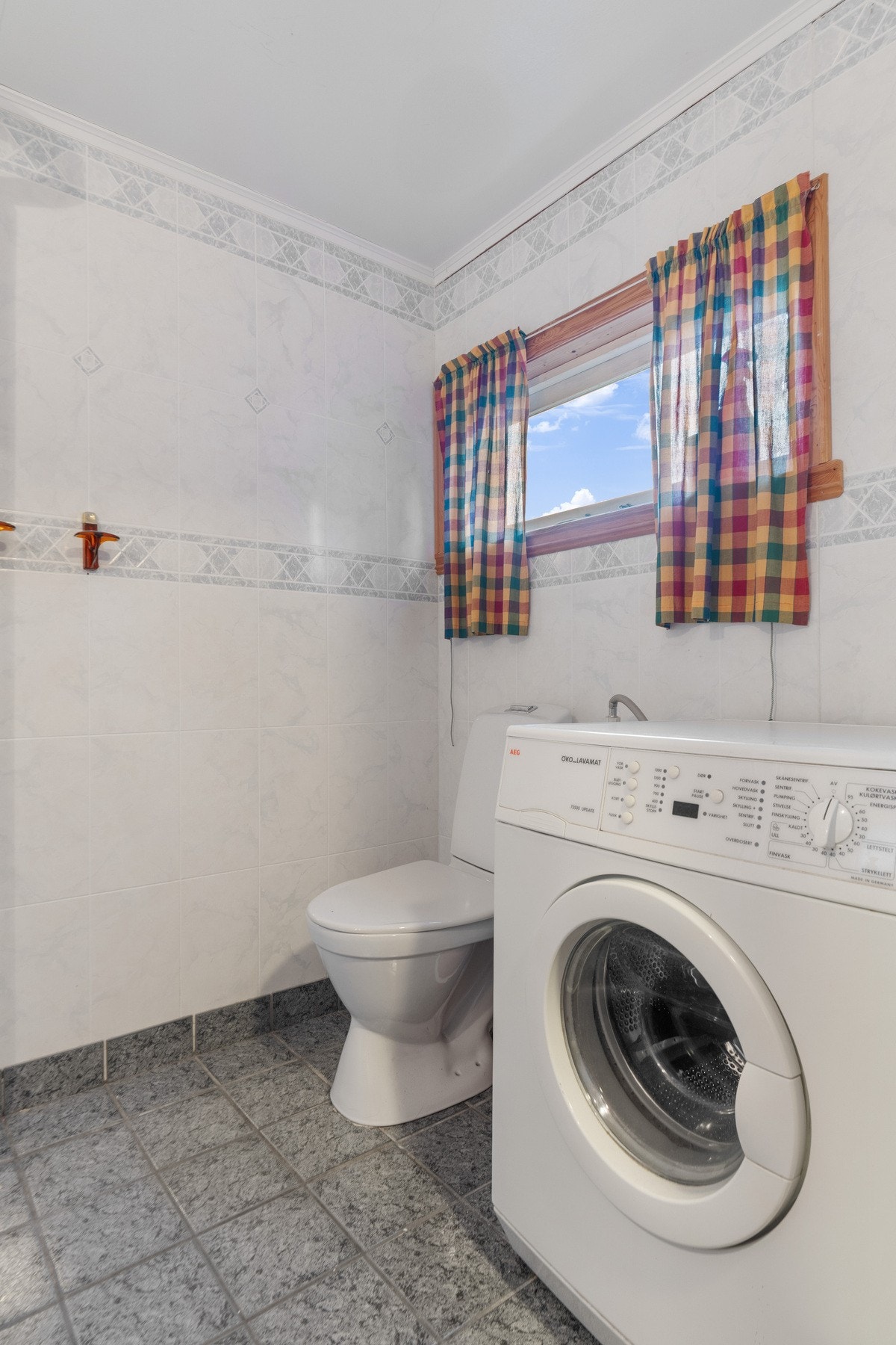 Selger har liggende helt ny baderomsinnredning hvor det er mulig å gjøre en god deal hvis ønskelig. Galleribilde