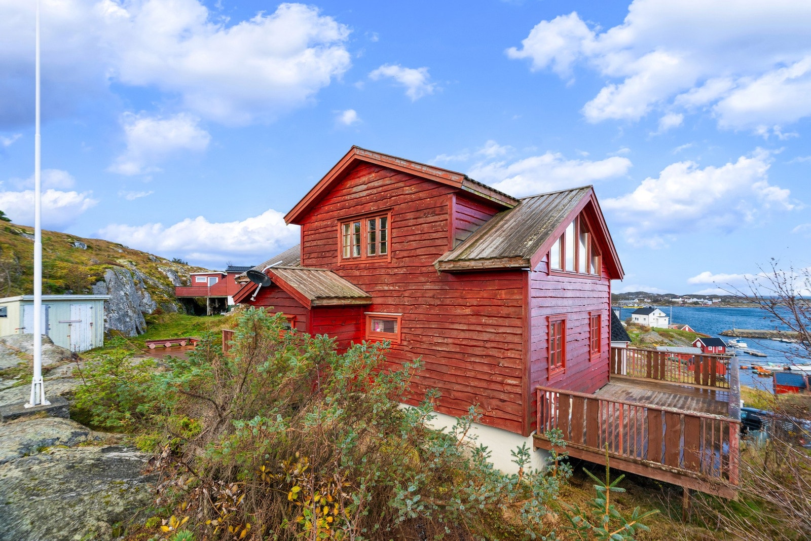 Veggkonstruksjon er oppført i tre og er kledd med villmarkspanel. Galleribilde