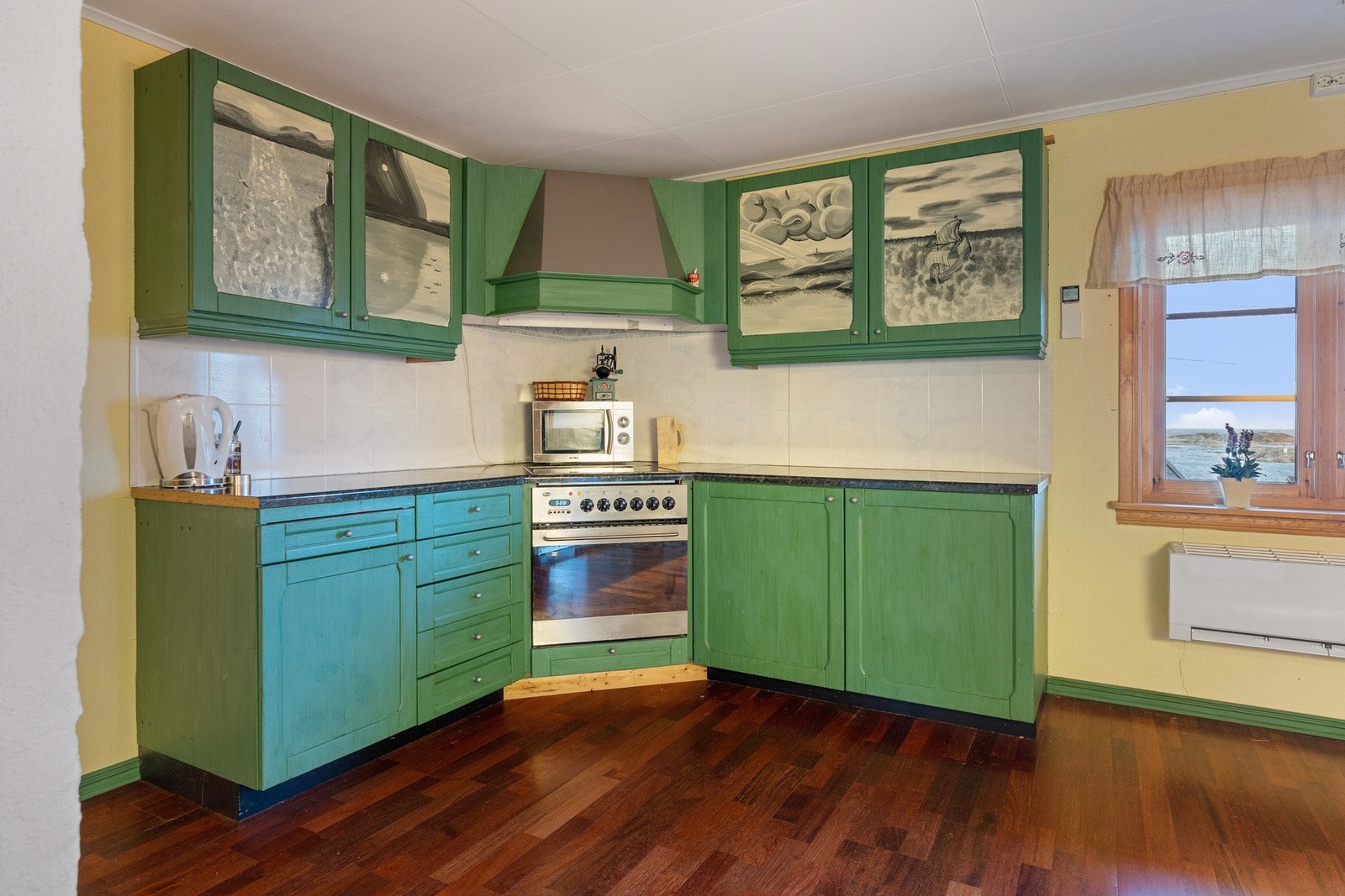 Også kjøkkenfrontene er malt av kunstner. Galleribilde