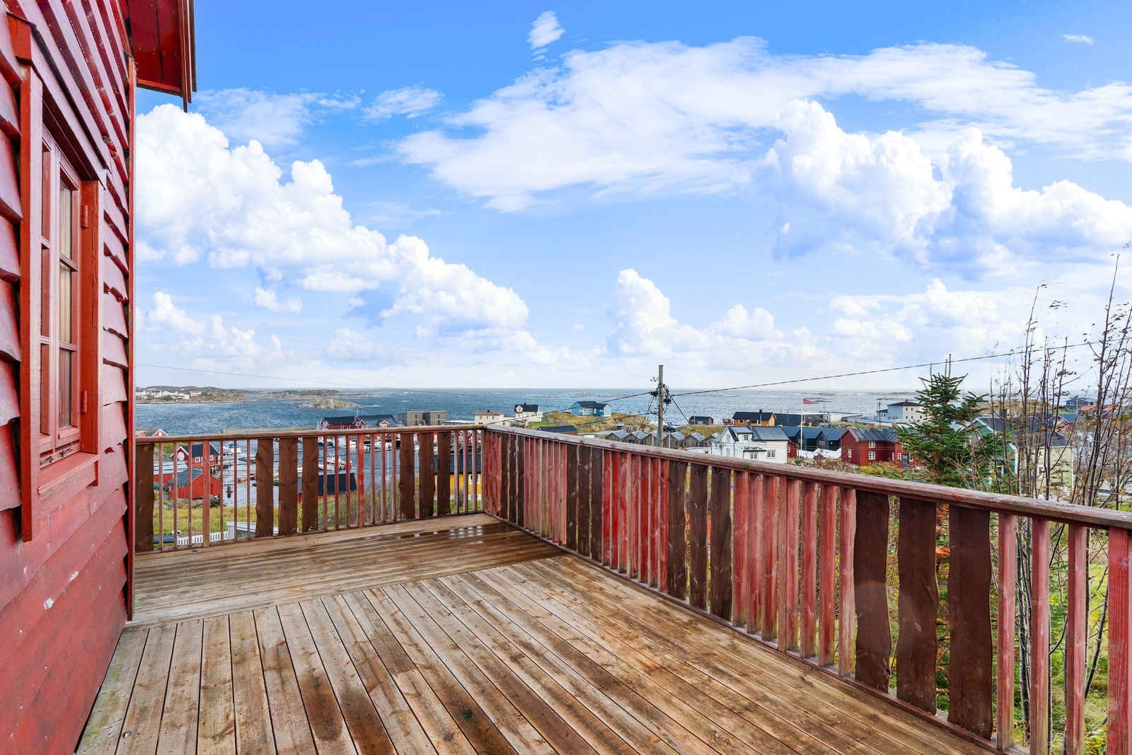 Mausund har barne- og ungdomsskole, idrettsanlegg og dugnadsbygd svømmehall, foruten fiskemottak. Svømmehallen ble i 2012 overtatt av Frøya kommune, og våren 2013 totalrestaurert. 2 minutters gange unna boligen har man Coop Marked og Havna Kafe. Galleribilde