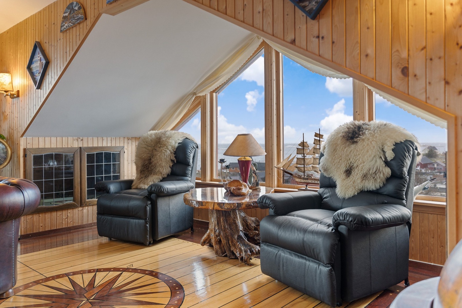 Utsiktspost nr. 2. På sidene er det plassbygde lagringsmuligheter. Galleribilde