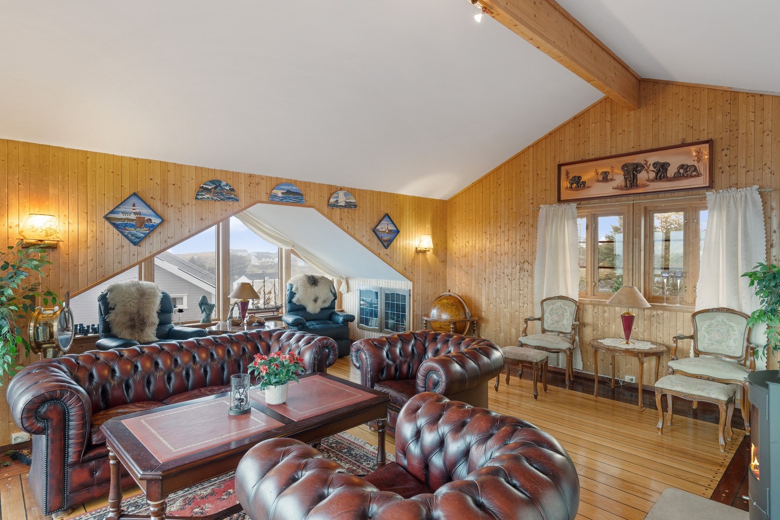 Stua måler 35 kvm. Skipsgulv strekker seg over hele rommet. Galleribilde