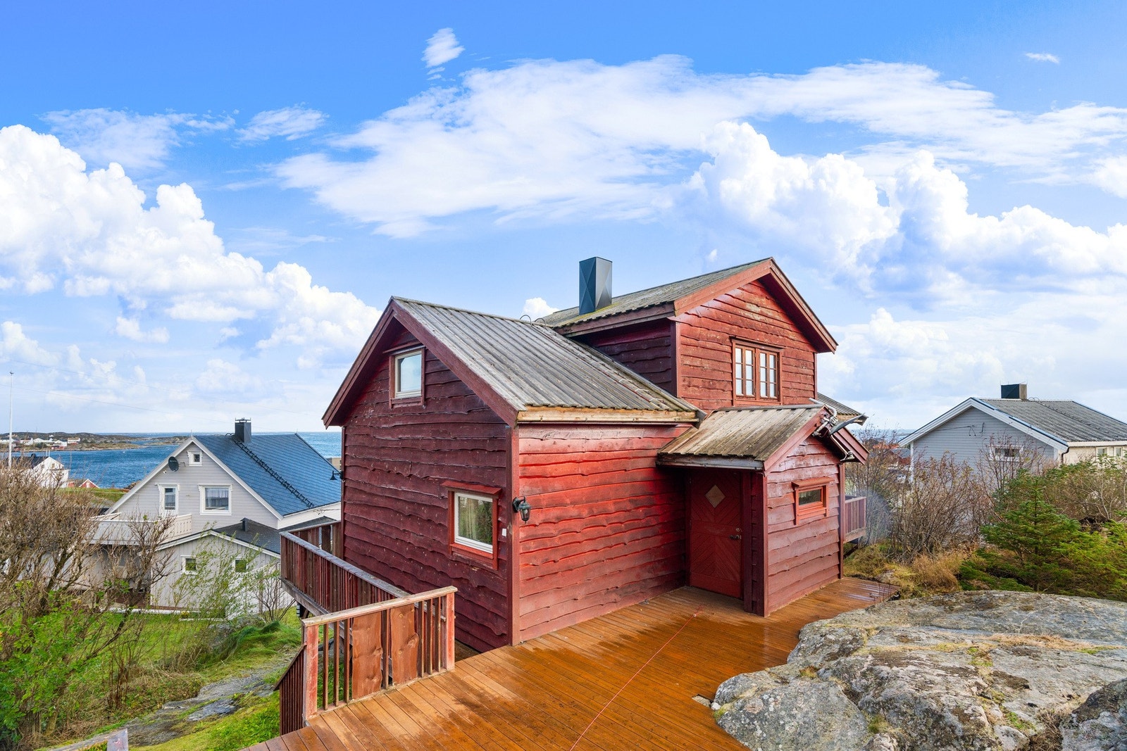 Hele 72 kvm med terrasse og platting som strekker seg rundt huset, samt balkong på 8 kvm gir rikelig med uteområde og mulighet for å flytte seg etter solforholdene. Galleribilde