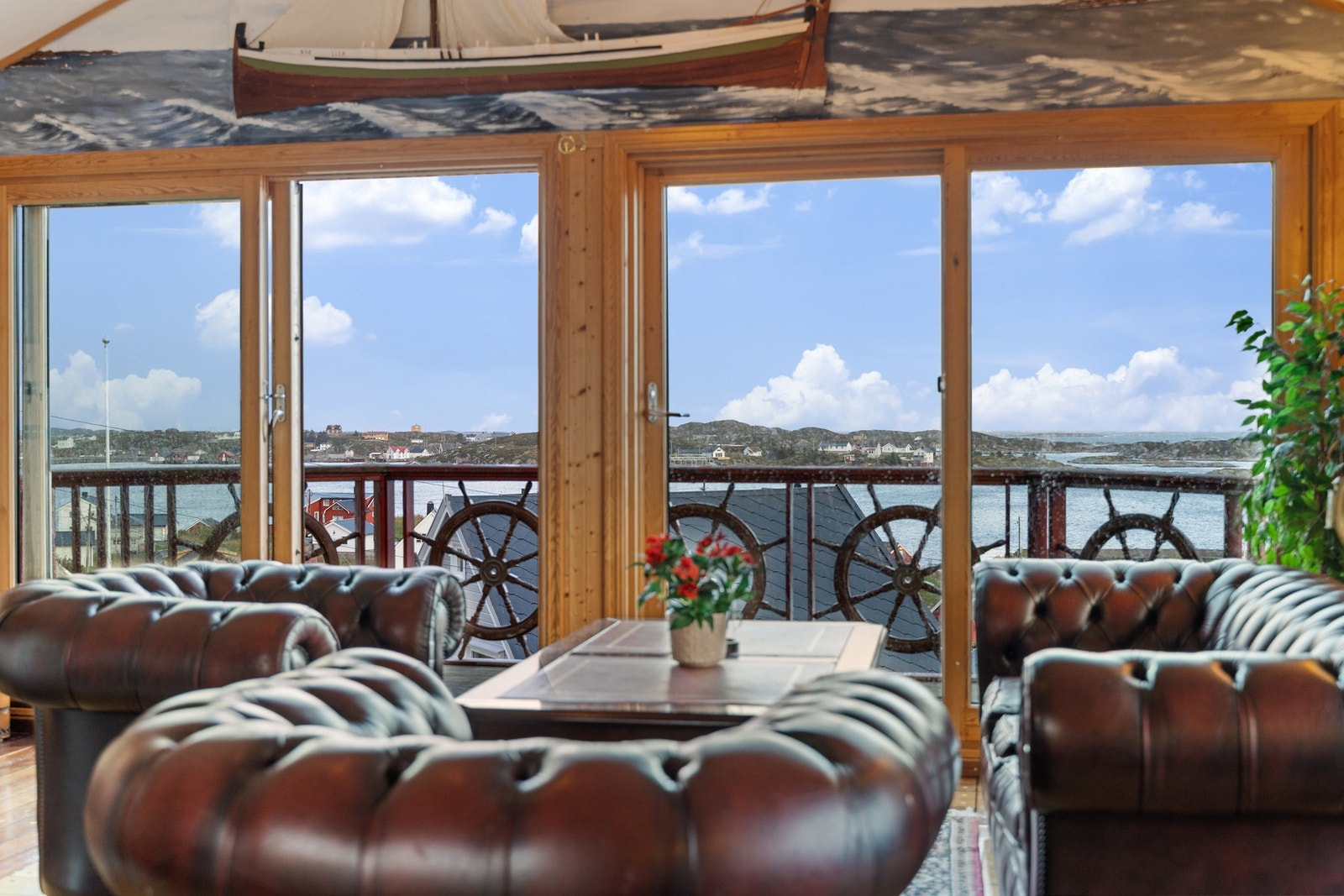 Dager det ikke egner seg å sitte ute har man også flotte utsiktsposter i stua oppe i 2. etasje. Galleribilde