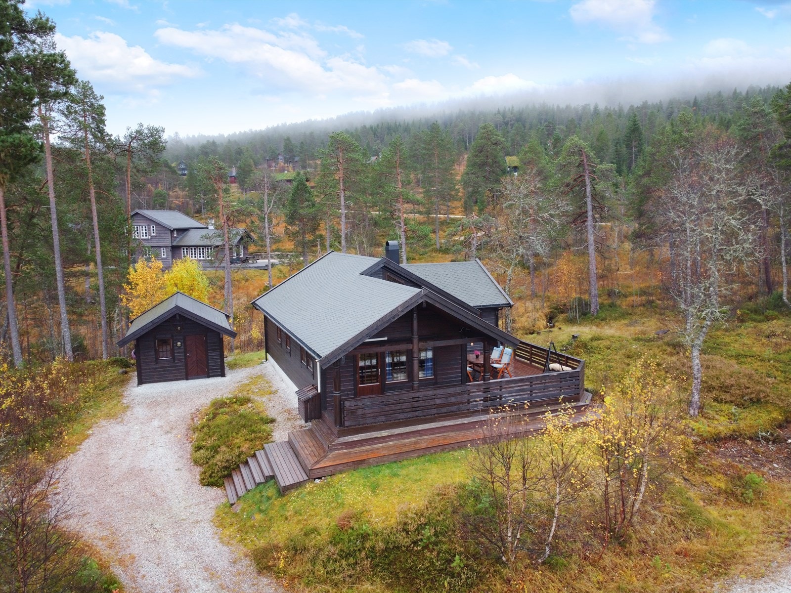 Godt med biloppstillingsplass på egen eiendom. Galleribilde