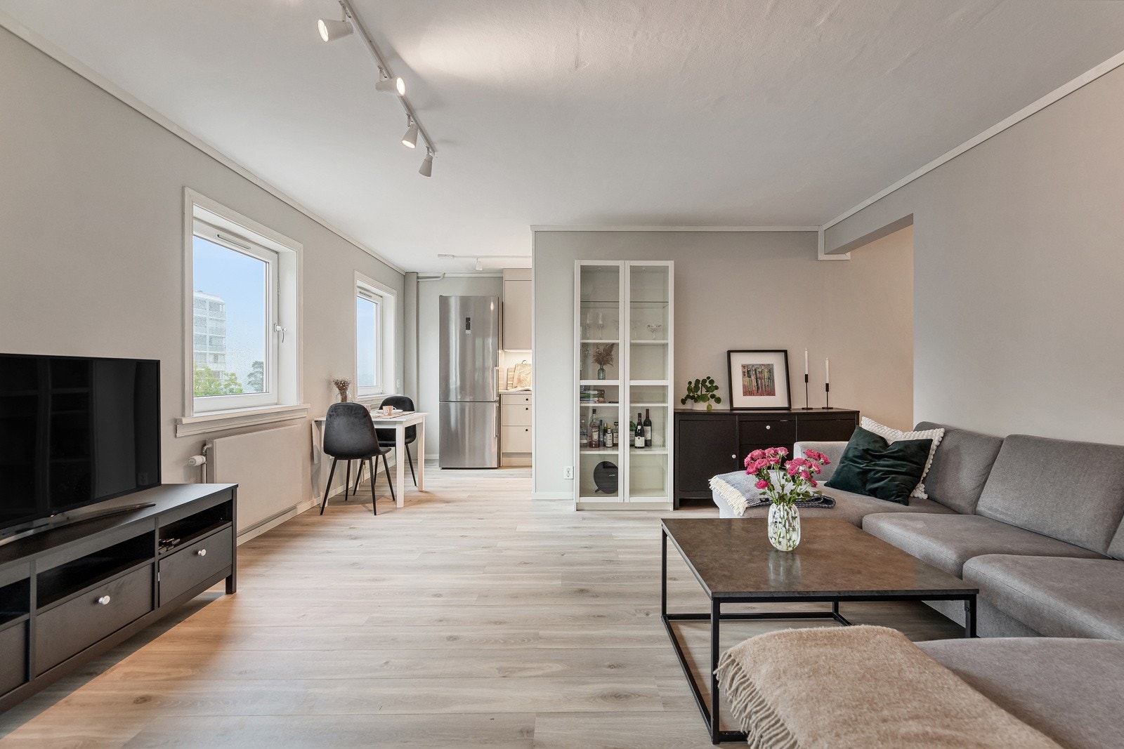 Leiligheten har en praktisk og gjennomtenkt planløsning, med to soverom, stue, kjøkken, bad og innglasset balkong. Galleribilde