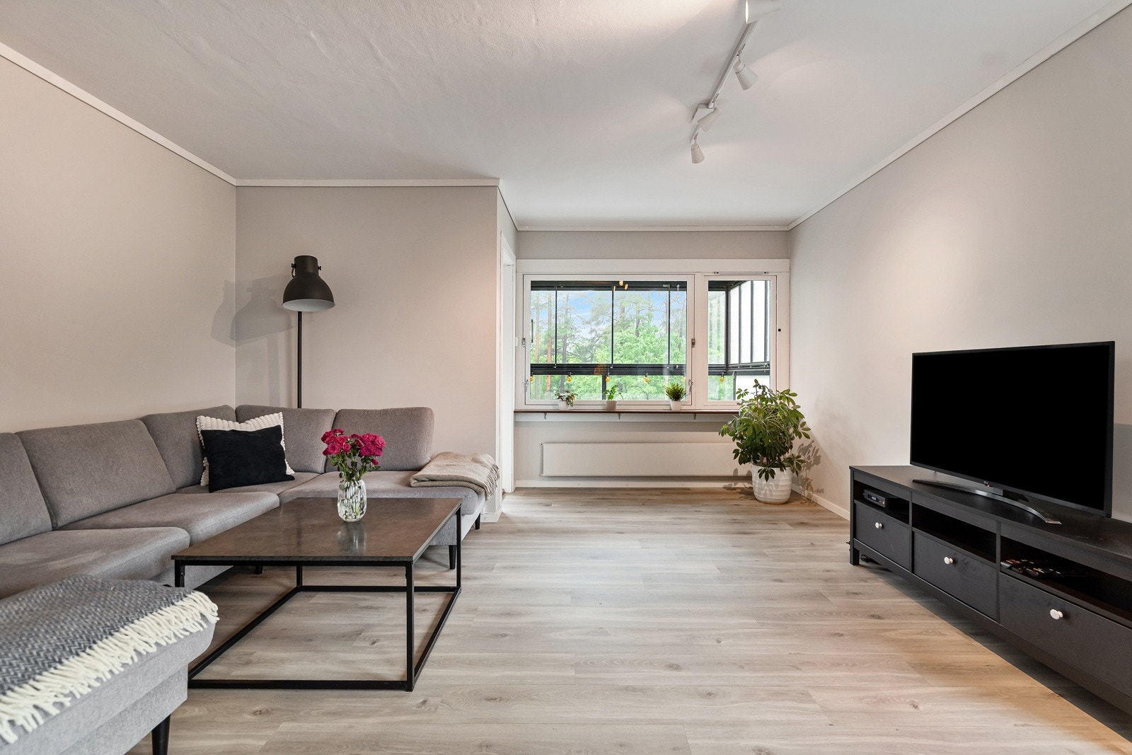 Velkommen til Dronning Åsas vei 6 - en moderne og tiltalende 3-roms leilighet i 3. etasje med innglasset balkong og ettermiddags-/kveldssol. Galleribilde