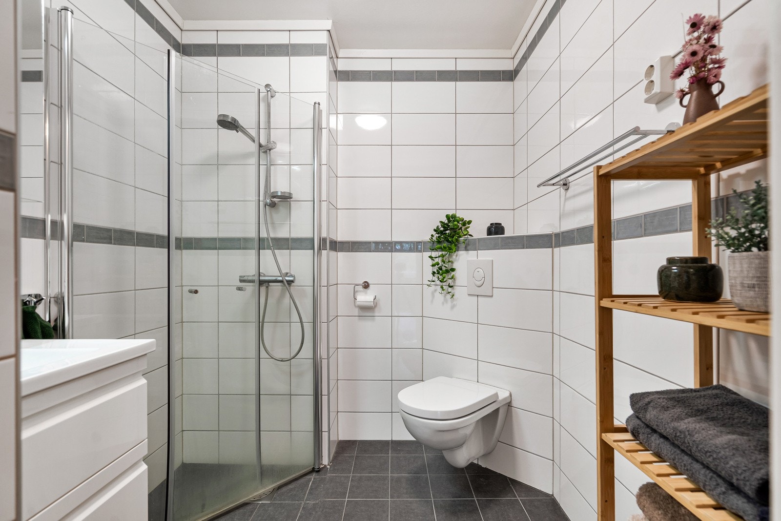 Badet ble pusset opp i 2016 og er helfliset med varmekabler, dusjhjørne, vegghengt toalett og servant. Galleribilde