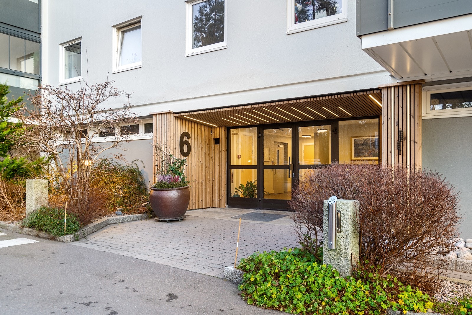 Supersentralt og fordelaktig beliggende på ærverdige og attraktive Solvang. En ypperlig beliggenhet for deg som ønsker å bo sentralt med gangavstand til Tønsberg sentrum. Galleribilde